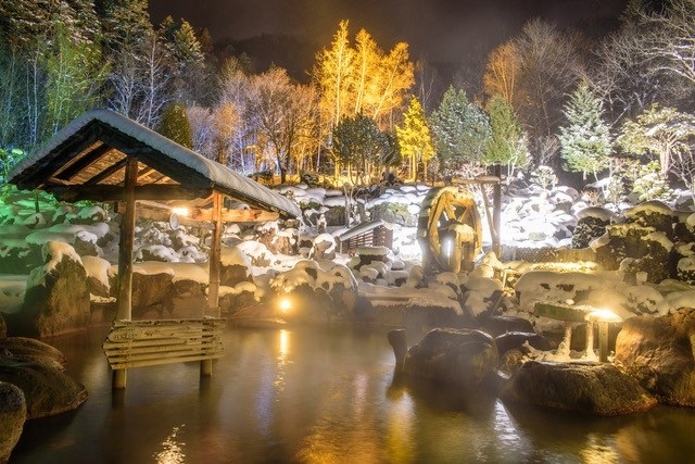 冬天的奢华时光！ 北海道的观雪露天浴池