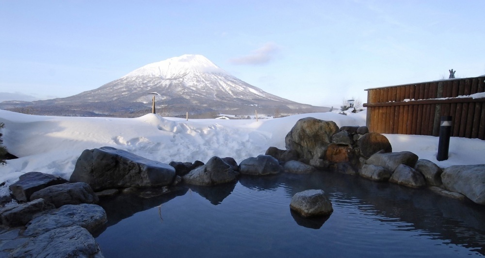 雄大な自然を満喫！山の絶景を望む温泉