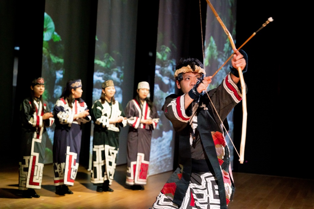 アイヌ伝統の踊りや楽器演奏のほか、体験プログラムも充実!