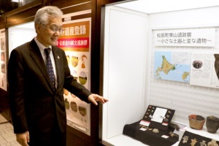 北海道庁の展示スペース内の出土品を説明してくださっている阿部先生
