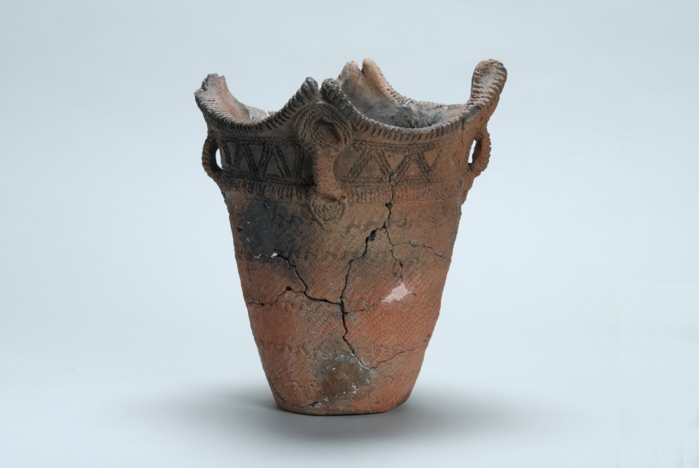 サイベ沢遺跡出土の円筒上層a式土器　出典：市立函館博物館