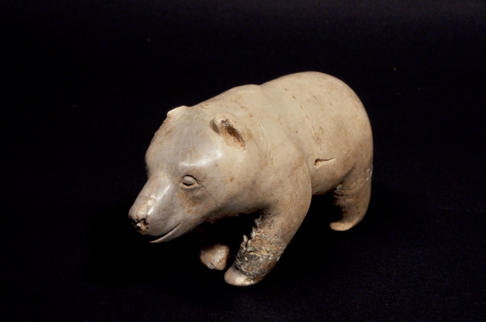 オホーツク文化の遺跡から発掘された牙製クマ像　出典：網走市立郷土博物館