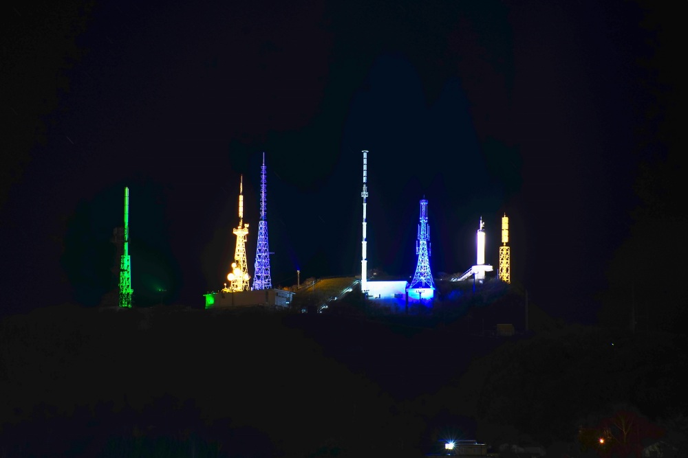 光に想いをのせる 測量山のライトアップメッセージ