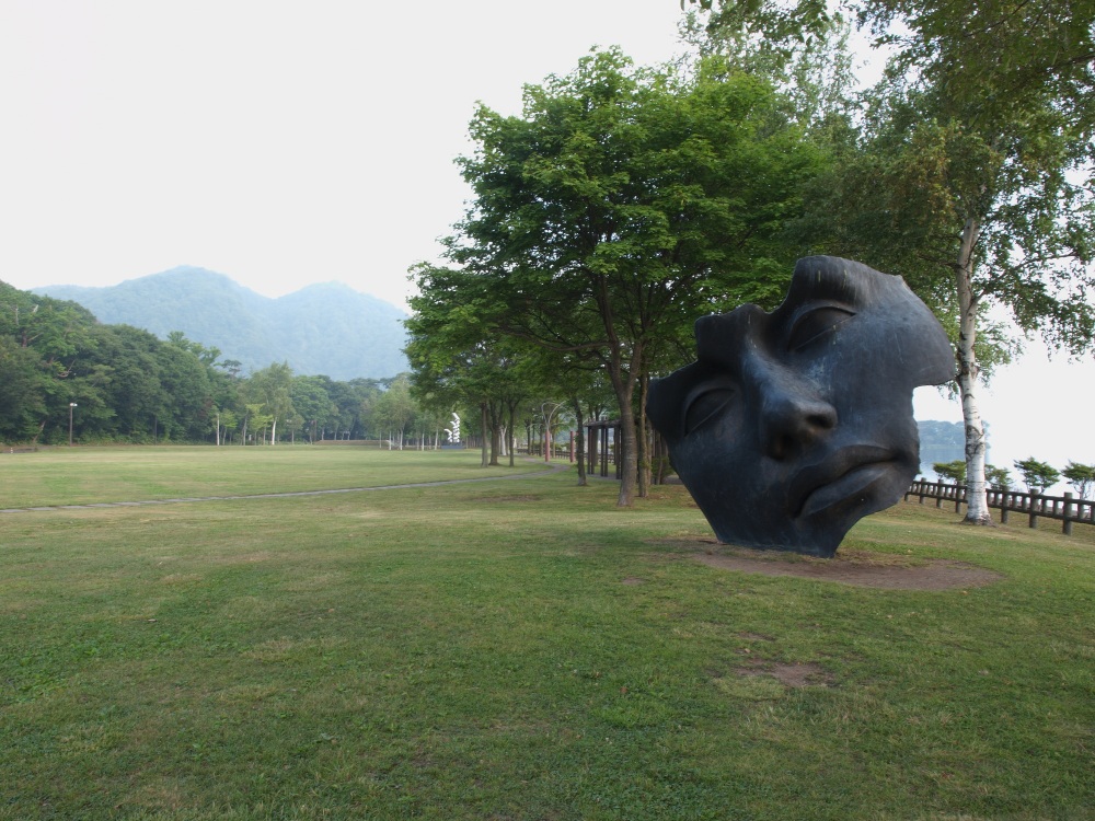 あわせて楽しみたい「とうや湖ぐるっと彫刻公園」