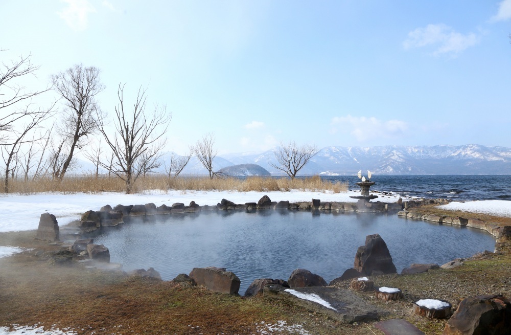 静静地坐落在湖边的“池之汤”
