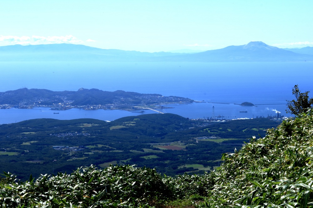 室蘭岳から噴火湾を望む