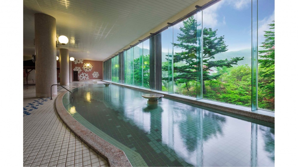 The male panoramic bath at Dai-ich Takimotokan, where you can enjoy the view of “Hell’s Valley”, a barren wasteland born out of a volcanic eruption.