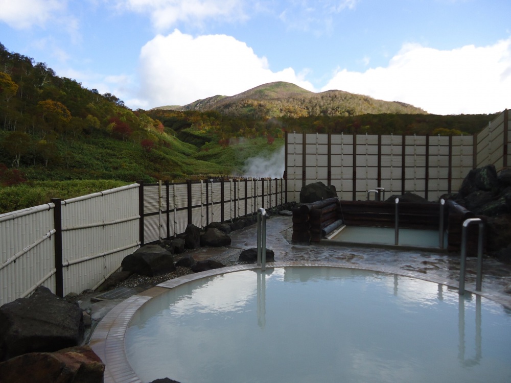 You will truly feel free while bathing at the Niseko Yumoto Onsen Yukichichibu. This picture was taken in fall, when you can enjoy the fall foliage of Niseko’s mountains, including Chisenupuri and Nitonupuri, while relaxing at the Onsen.