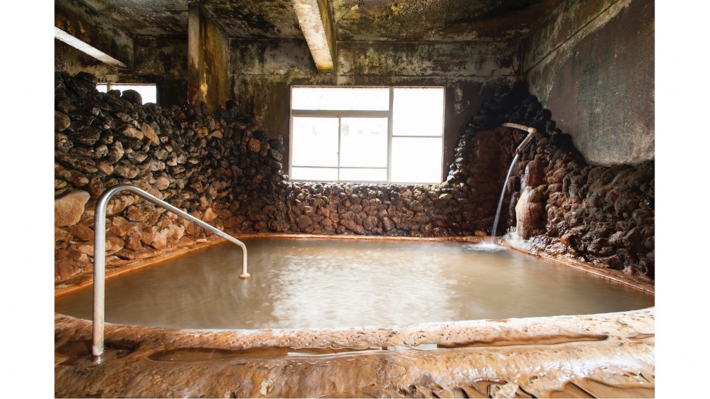 知内温泉ユートピア和楽園は炭酸水素塩泉で、浴室内にカルシウムの析出物が見られます。