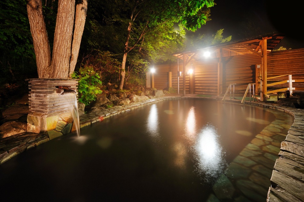 At Shiobetsu Tsurutsuru Onsen, you will feel the “uniquely pulpy texture of the water” immediately after entering the bath, says Sato.