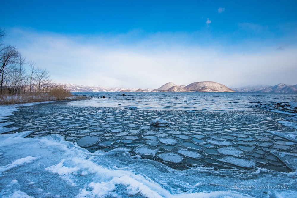 不凍湖ですが、厳しい寒風が吹くと一瞬で凍ってしまう©野呂圭一