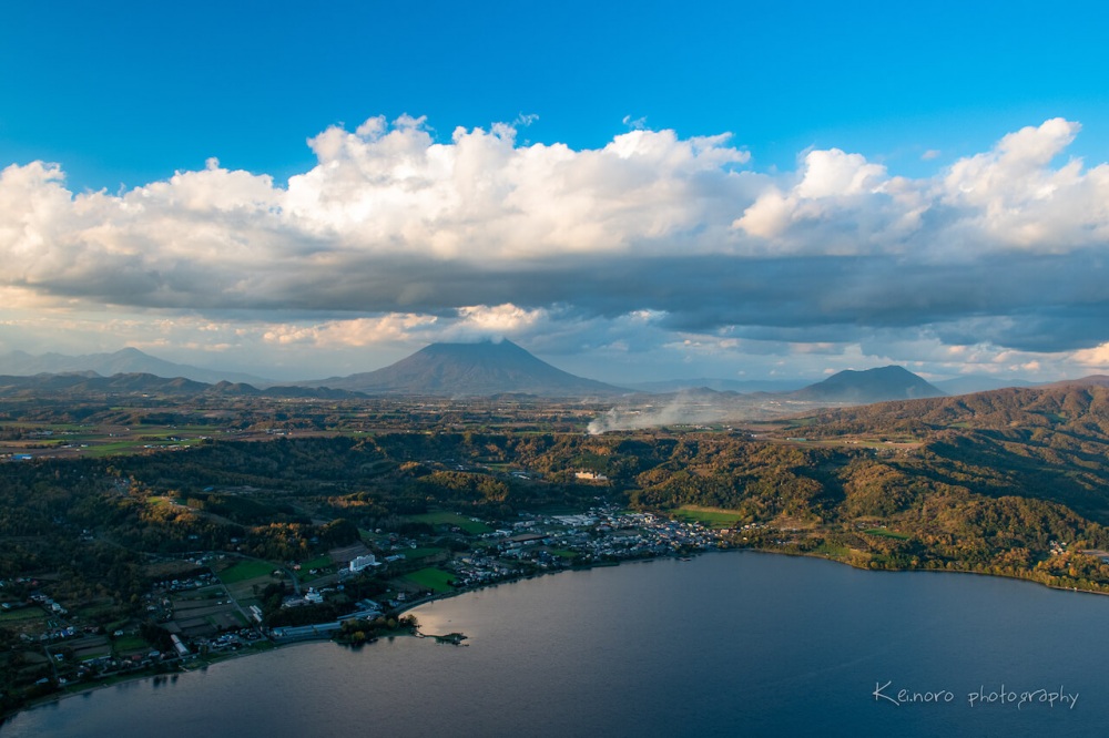 Noro says that the reason people are content to live near a volcano that erupts every few decades is due to the “volcanic blessings” that are to be enjoyed. He says that around Lake Toya, you can feel the richness of living in harmony alongside volcanoes. ©Noro Keiichi
