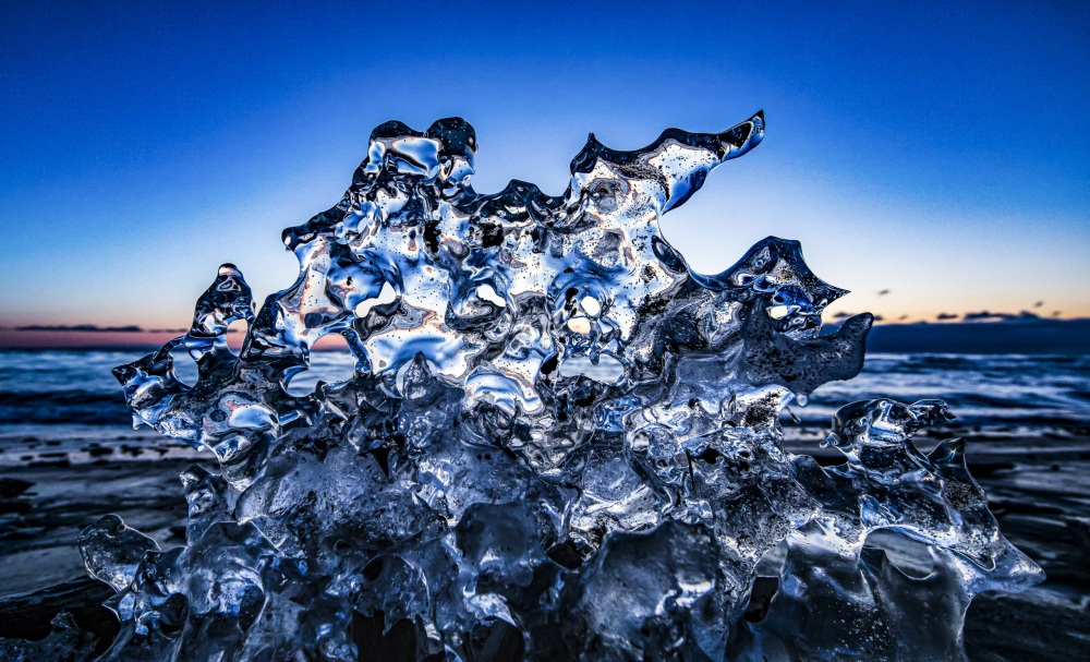 One interesting phenomenon is the natural shapes that form when ice is exposed to waves and sea breezes; around one-centimeter thick and 30 centimeters in length, these shapes are reminiscent of giant snowflakes. ⒸKishimoto Hideo