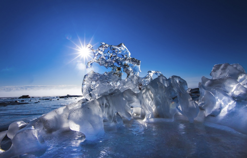 2月上旬，太陽剛升起時，透過寶石冰看到的晴空。岸本先生表示，想拍攝寶石冰的話建議使用室內攝影用的11mm超廣角鏡頭。 Ⓒ岸本日出雄