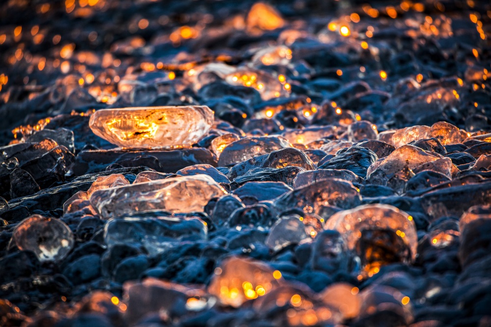 2月的黃昏，在氣溫-25℃的世界中，冰之寶石映照著澄橘色的夕陽。Ⓒ岸本日出雄