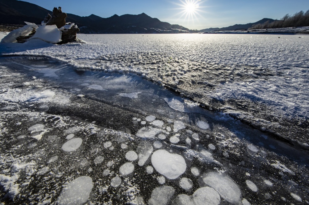 當冰開始融解的時候，還能清楚捕捉到因低溫而結冰的氣泡。Ⓒ岸本日出雄