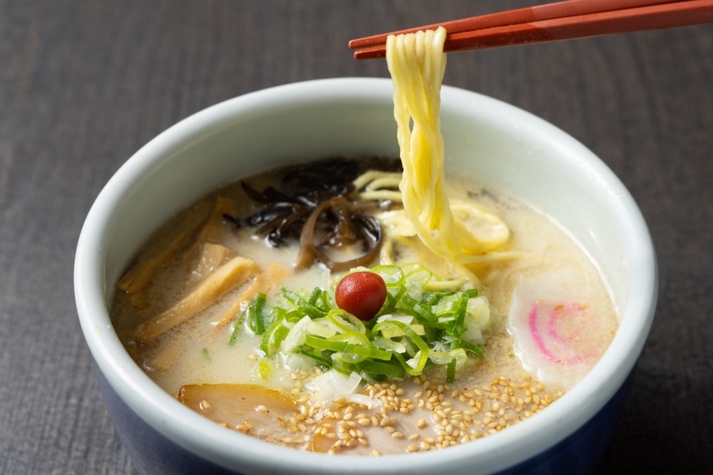 When the first Ramen Santouka store opened, its only menu item was shio (salt) ramen. A ramen soup that you can drink to the last drop energizes both body and soul.