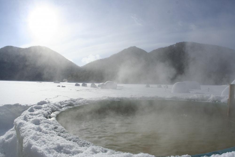 Let's warm up your cold body in a hot spring!
