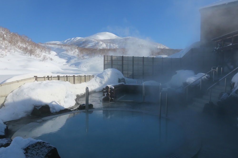 「新雪谷湯本溫泉 雪秩父」的露天溫泉充滿開放感。照片為秋季所拍攝，泡溫泉時可以看著棲舍努普利山與林多努普利山等山脈，欣賞新雪谷的秋季楓紅。