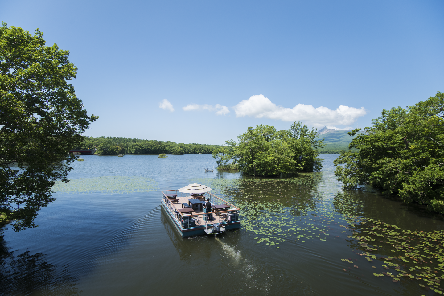 沿著湖邊騎腳踏車，欣賞北海道南部駒岳的景色