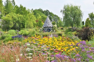 A journey to soothe your soul with flowers, greenery, breathtaking views, and the beautiful landscapes and famous hot springs of Hokkaido.