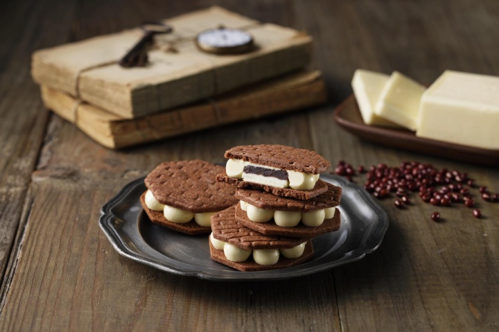 Shiroi Koibito Akarenga Sweets Labo