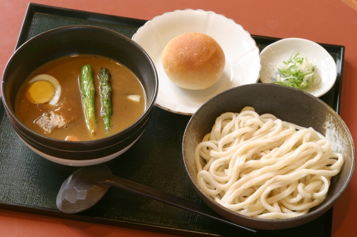 ランチはご当地グルメ「美瑛カレーうどん」を！