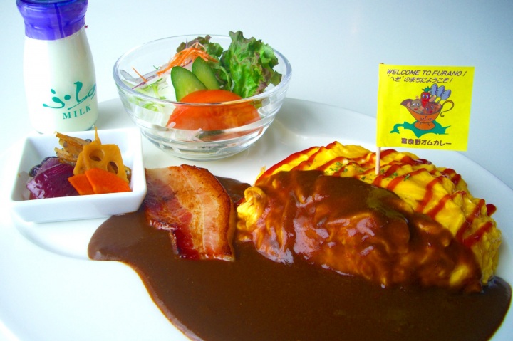 ランチはご当地グルメの富良野オムカレーのご賞味を!