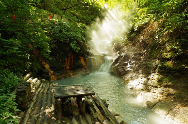 大湯沼川天然足湯