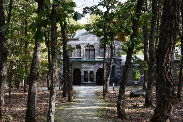 相原求一朗美術館 Wikimedia Commons