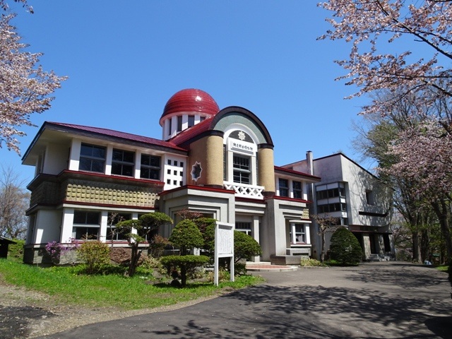 昭和11年（1936）開館の博物館。建築は田上義也によるもので、国の登録有形文化財にもなっている。