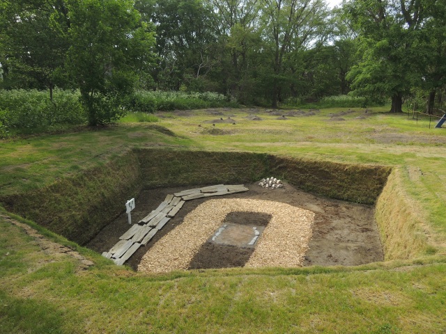 野外には今も竪穴住居跡や墓が残されている。