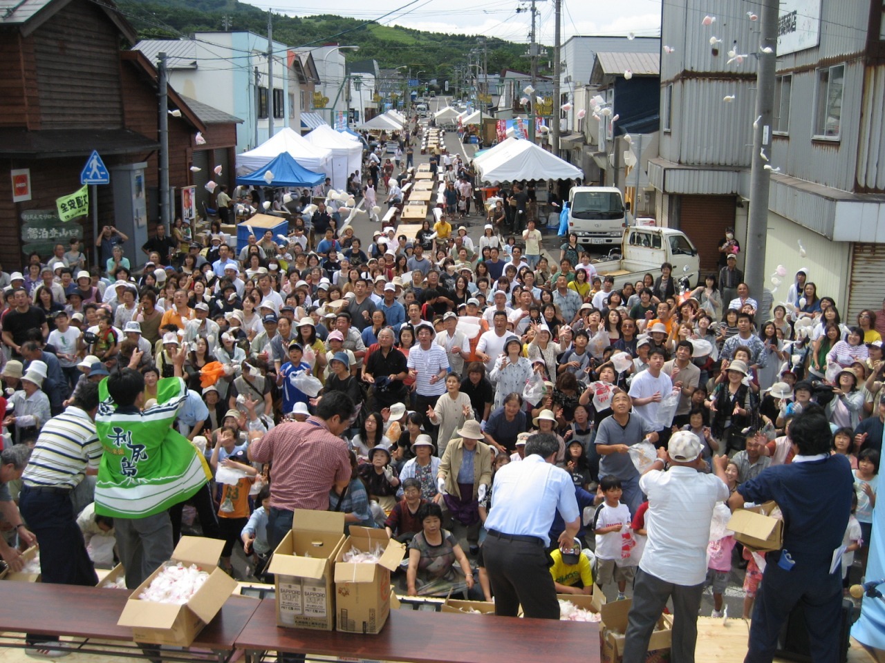 鴛泊会場|餅まき