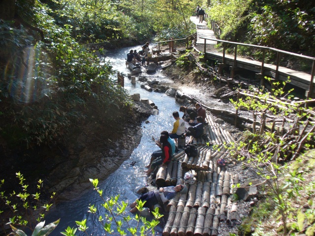 大湯沼川天然足湯