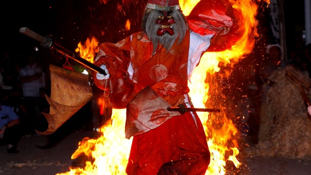 天狗の火渡り 神社祭り