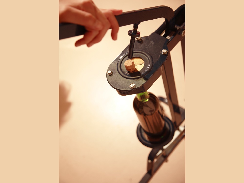 自分が選んだワインを(調合も可)ボトルに注いだらコルクを打栓します。打栓後にキャップを付けます