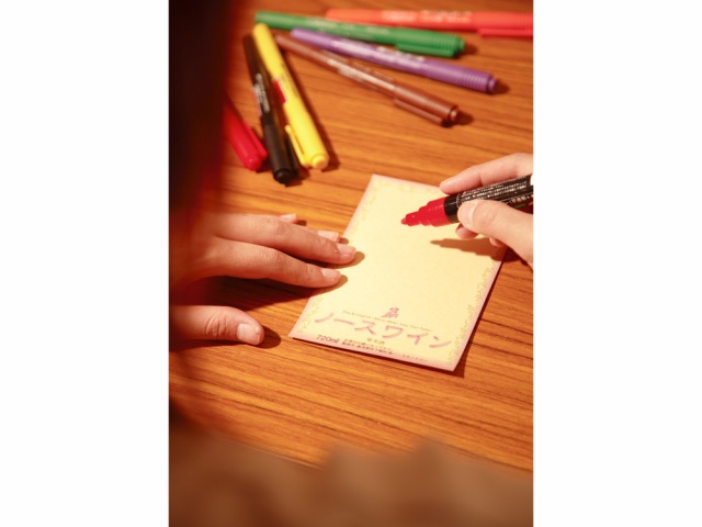 ラベルを書いて貼り、世界に一つだけのオリジナルワインの完成。白紙のラベルを持ち帰り、家で写真をラベルにプリントしてもOK