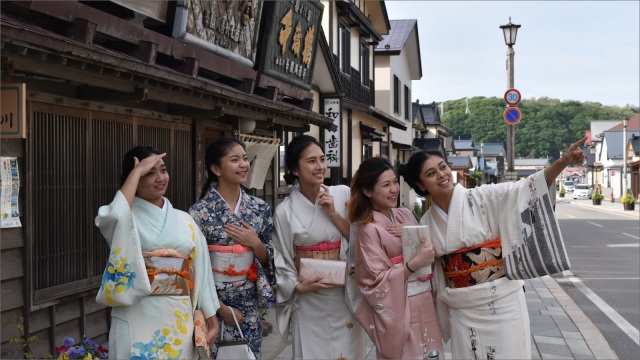 Stroll the Rekimachi Arcade in a kimono