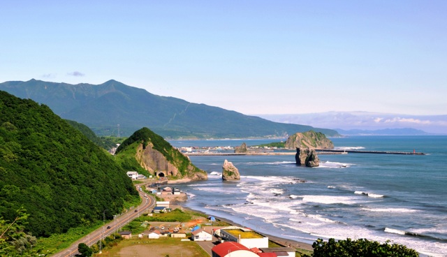 奇岩、岬などの景色が広がり、正面にアポイ岳の山容が現れます