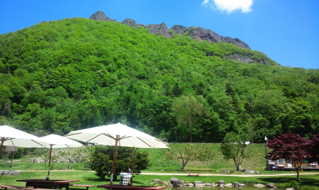 バーベキューハウス「八剣山の山小屋」。屋外席からは八剣山もよく見えます