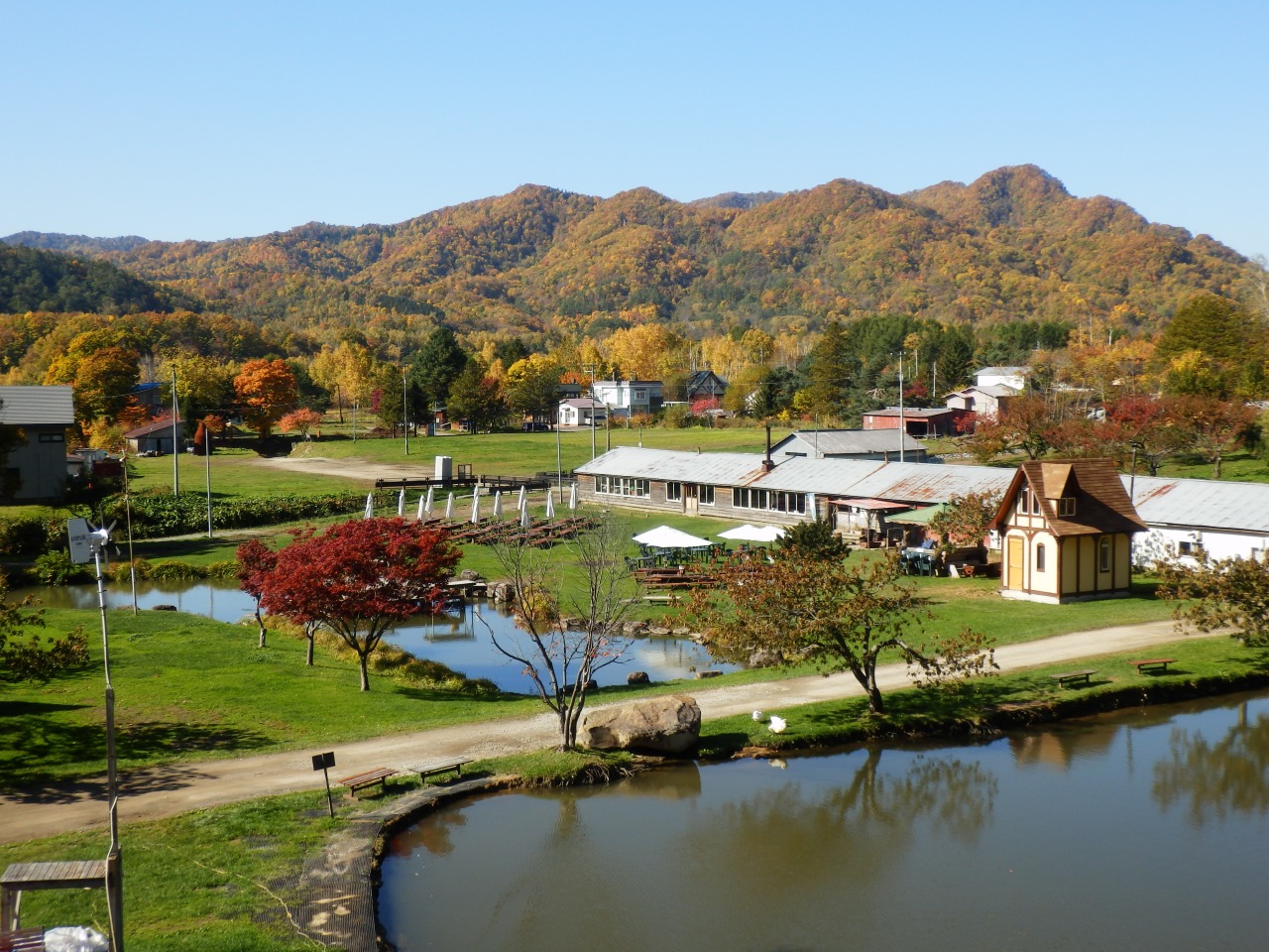 秋の果樹園 八剣山の紅葉も美しい