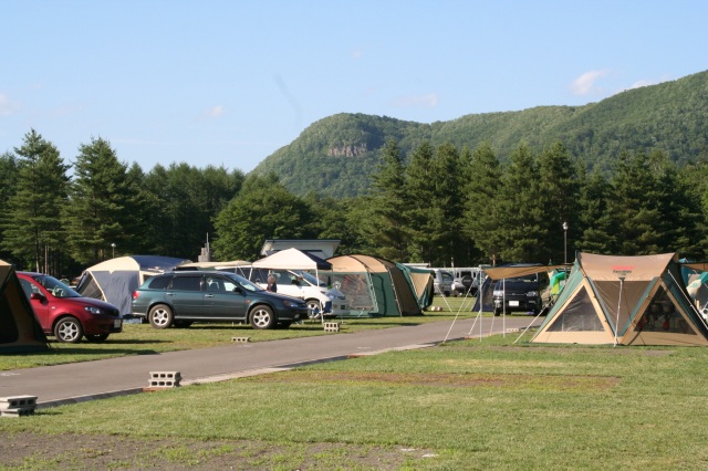 オートサイトやフリーサイト、バンガローなど多彩なニーズに応えるオートキャンプ場