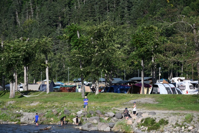 公園内を流れる武利川では魚釣り、川遊びも楽しめます