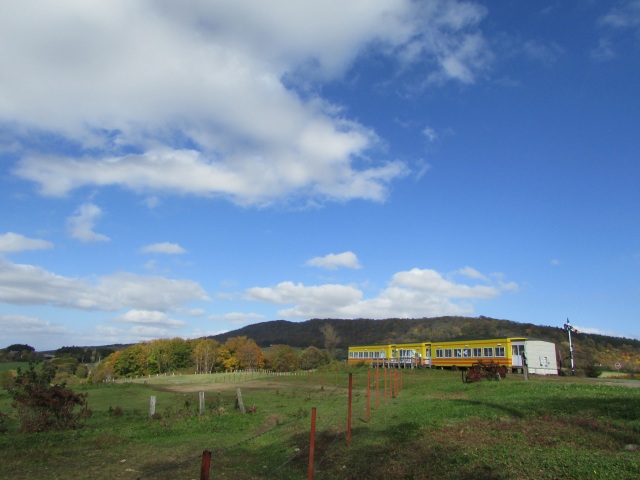見晴らし最高の喫茶トレイン「クララ」号。各種軽食、お飲み物をご用意しておりますので、休憩にどうぞ