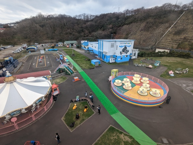 子どもたちに大人気のメリーゴーラウンド、ティーカップ、バッテリーカーも楽しめます