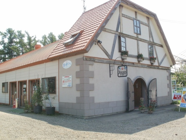 レストハウスでは、オリジナルソフトクリーム、自慢のアップルパイなどを販売中。お土産もたくさん！