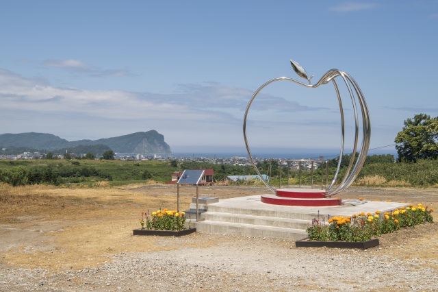 フォトスポット「透明リンゴのオブジェ」