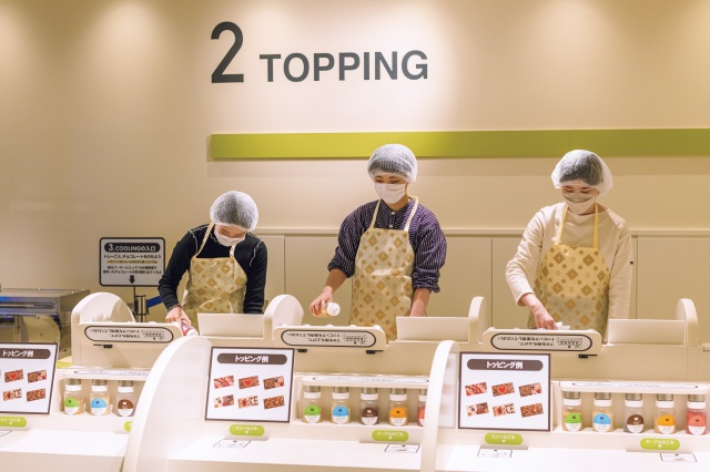 ワークショップでオリジナルチョコ作り。トッピングで個性が出ます!