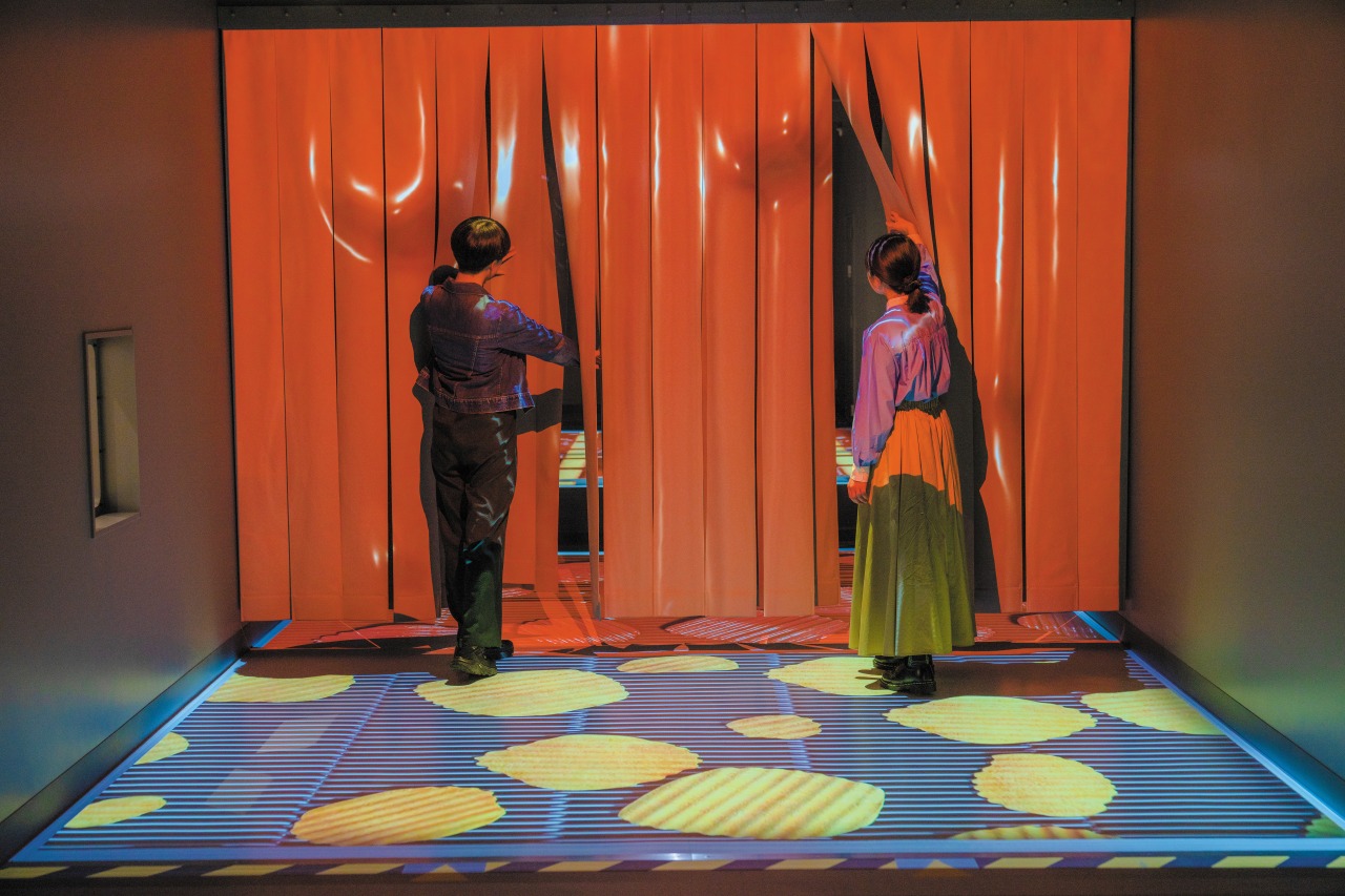 流れるチョコレートを?模したカーテンをくぐ?り…