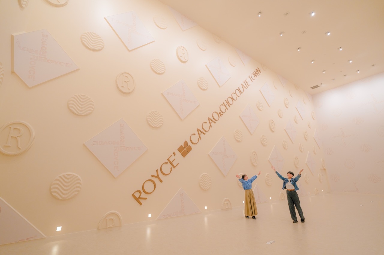 ロイズのチョコレートを背景に記念撮影も!